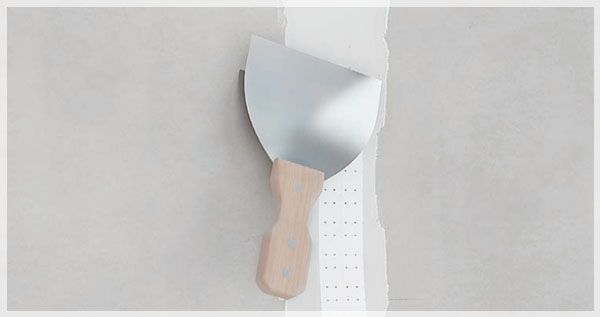 Applying paper tape and pressing it with spatula